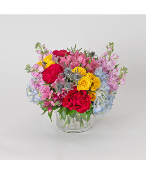 Bright, joyful, and full of seasonal charm, Garden Jewels is a stunning spring floral arrangement designed to make any moment feel special.