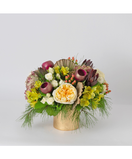 Radiate warmth and joy with our Golden Season arrangement, a stunning celebration of sunshine and sophistication.