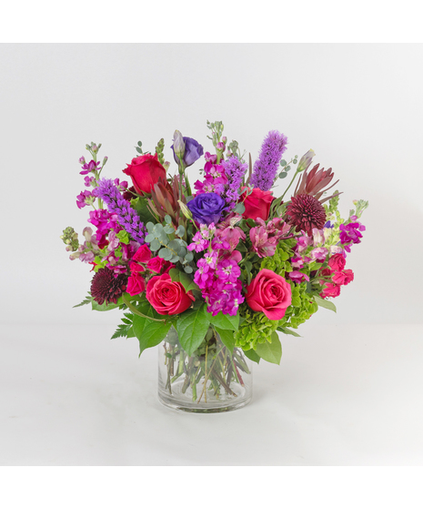Rhapsody Jubilee is a dramatic and luxurious Valentine’s Day flower arrangement designed to celebrate bold love and vibrant beauty. 