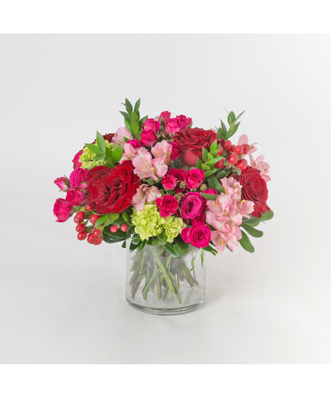 Scarlet Splendor is a timeless and romantic Valentine’s Day flower arrangement designed to express deep love and heartfelt emotion.